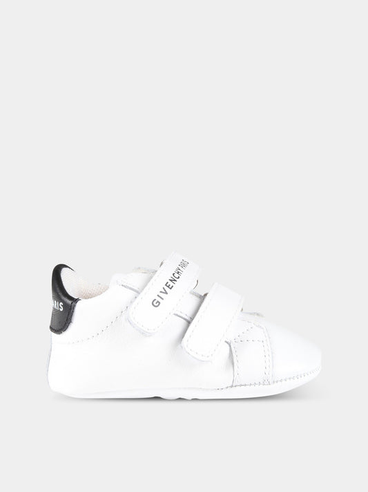 Scarpe bianche da culla per neonato con logo nero,Givenchy Kids,H99035 10B